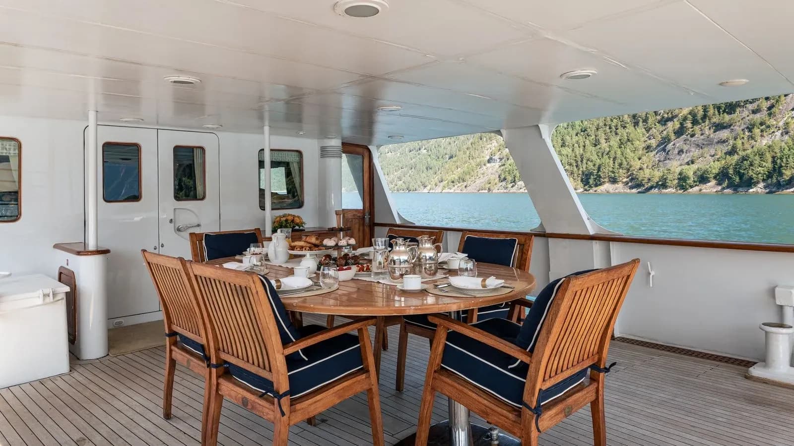 Alfresco dining table set on Chantal’s aft deck