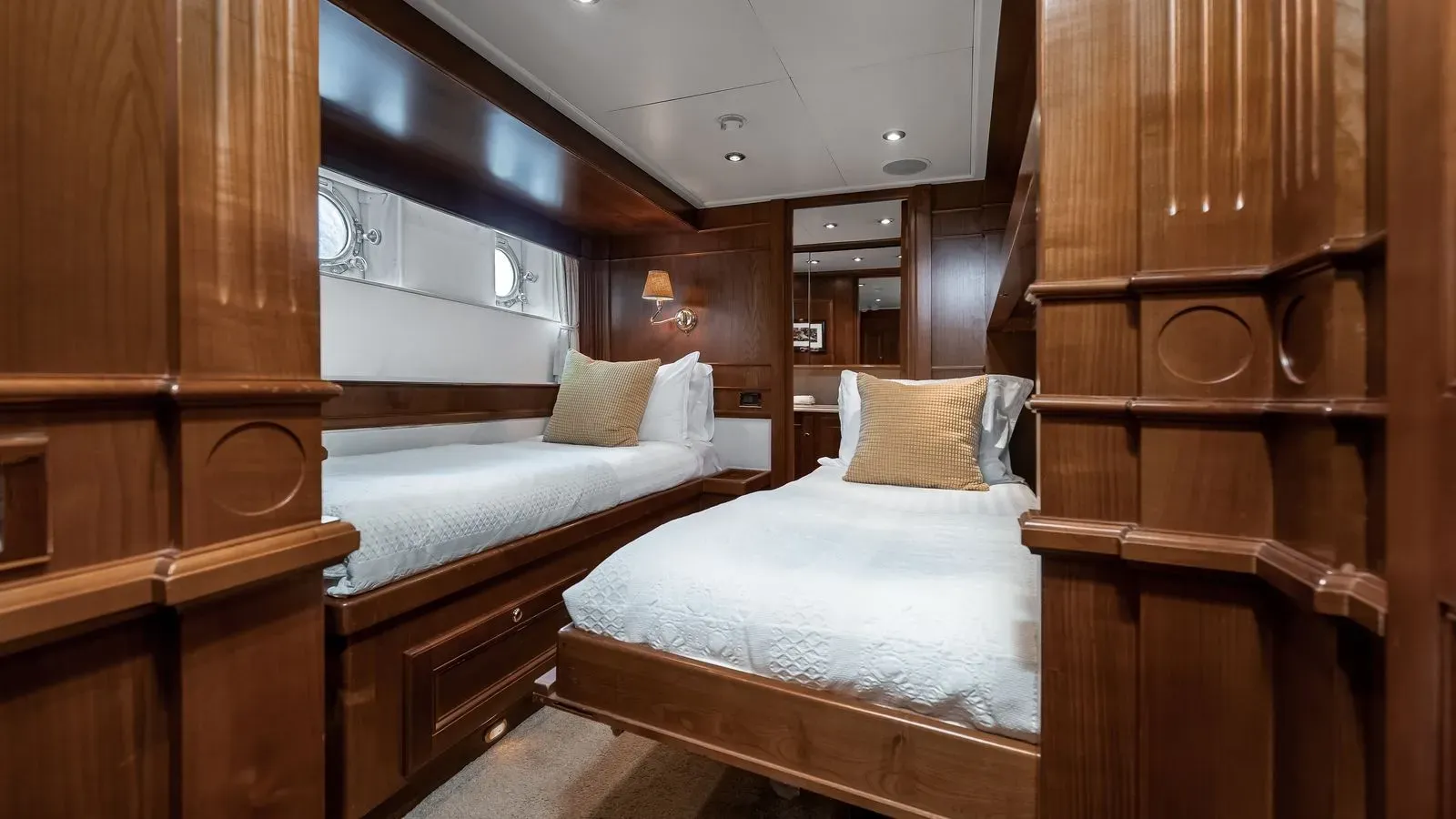 Twin guest cabin with two single berths